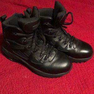 Like new - Reebok side zip boot